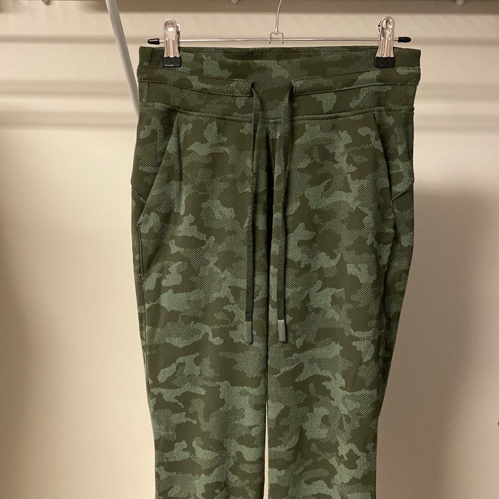 Lululemon digital camo joggers, size 4 w/ pockets
